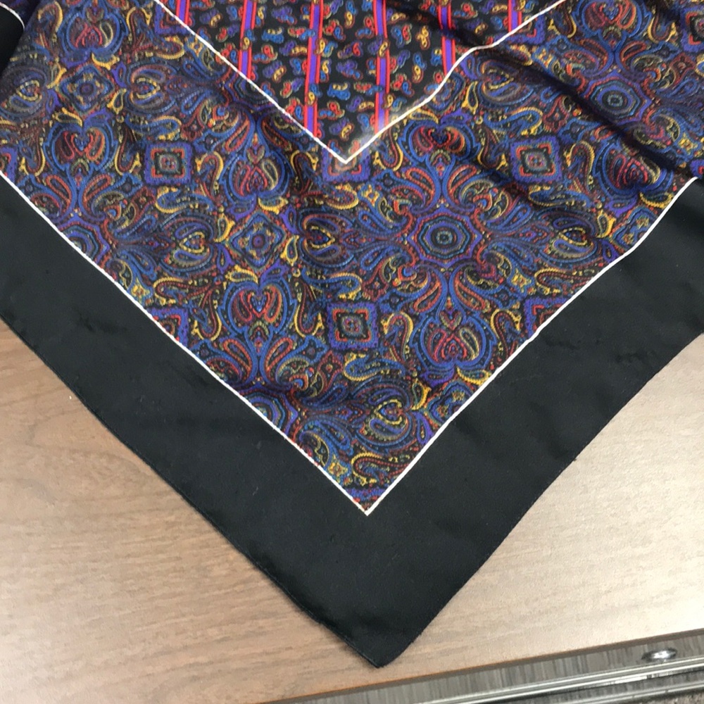 NWOT Beautiful fashion scarf